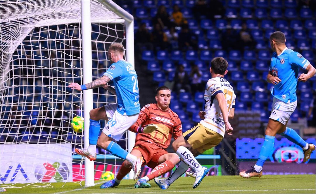 Carlos Rotondi anota el primer gol de La Máquina ante los Pumas. FOTO: Imago7