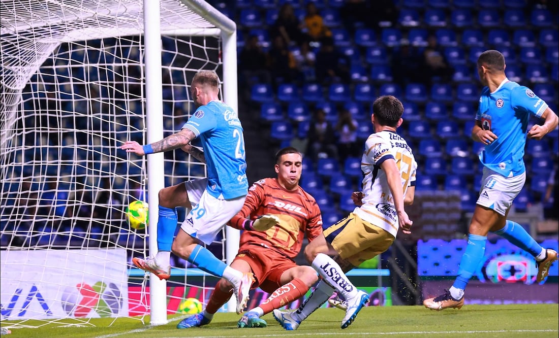 Carlos Rotondi anota el primer gol de La Máquina ante los Pumas. FOTO: Imago7