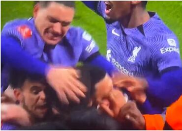 VIDEO: ¡Lo zapearon duro! Aficionado del Liverpool festejó con los jugadores ante el Arsenal y ellos lo maltrataron