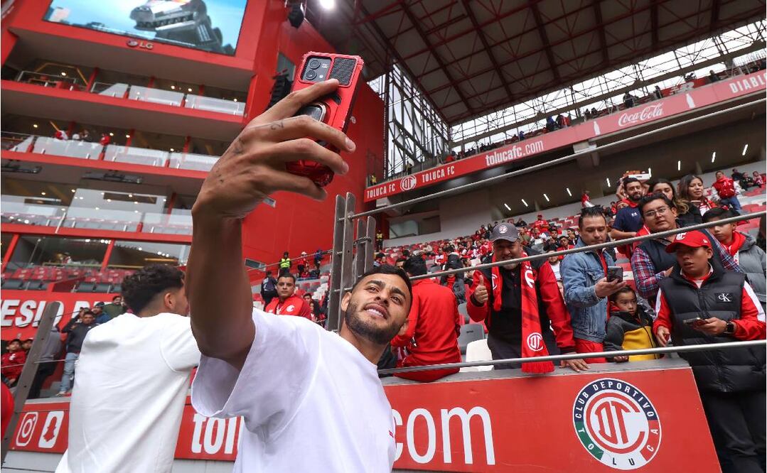 Alexis Vega estuvo muy atento en el Nemesio Diez con la afición del Toluca. Foto: Imago7