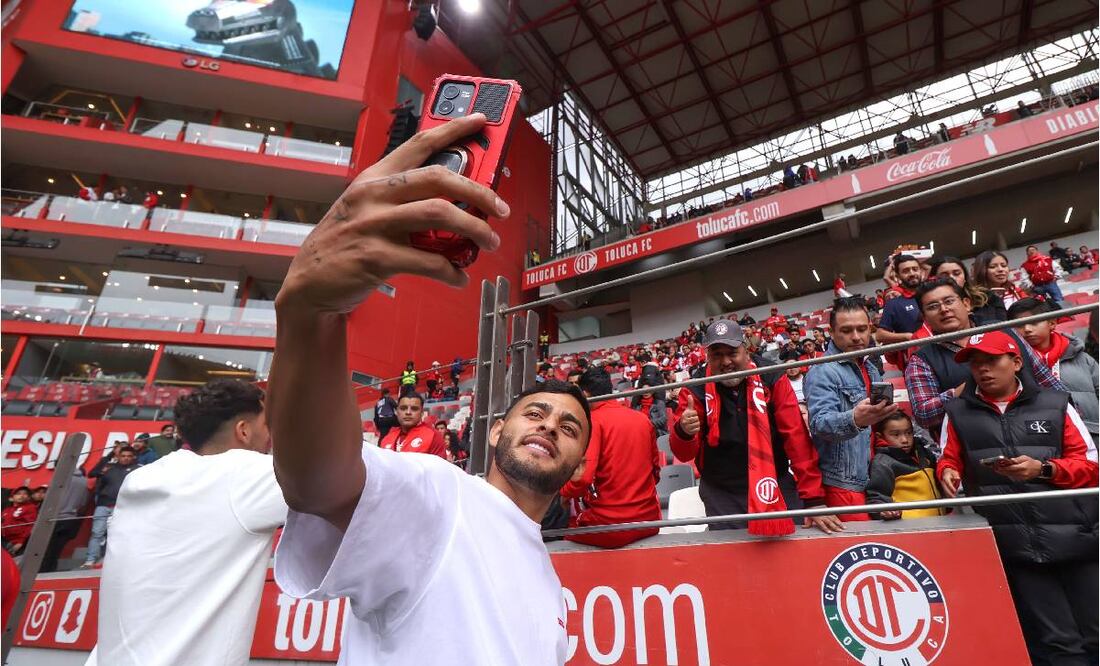 Alexis Vega estuvo muy atento en el Nemesio Diez con la afición del Toluca. Foto: Imago7