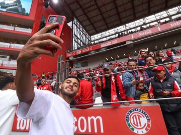 ¡Alexis Vega volvió a sonreír! Atendió a los aficionados del Toluca antes del partido ante Mazatlán