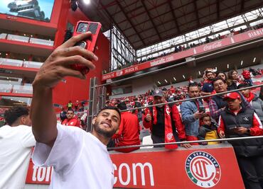 ¡Alexis Vega volvió a sonreír! Atendió a los aficionados del Toluca antes del partido ante Mazatlán