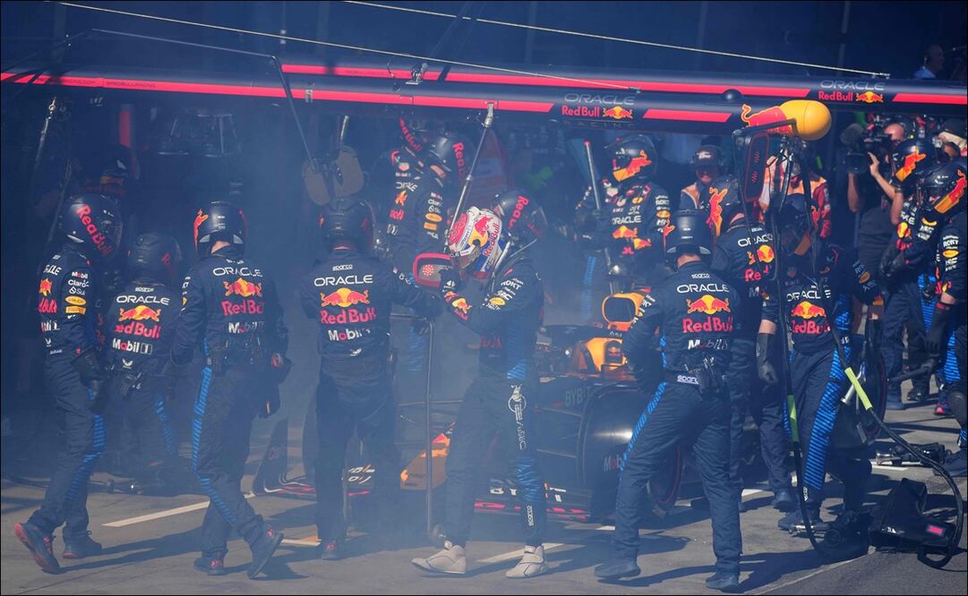 Max Verstappen abandonó el Gran Premio de Australia luego de su monoplaza presentó fuego / FOTO: AFP