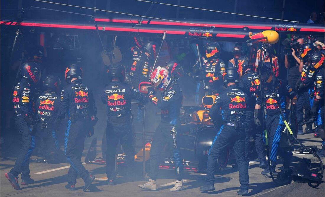 Max Verstappen abandonó el Gran Premio de Australia luego de su monoplaza presentó fuego / FOTO: AFP