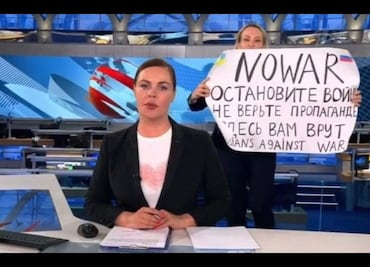Tribunal ruso multa a mujer que protestó en TV y la deja en libertad