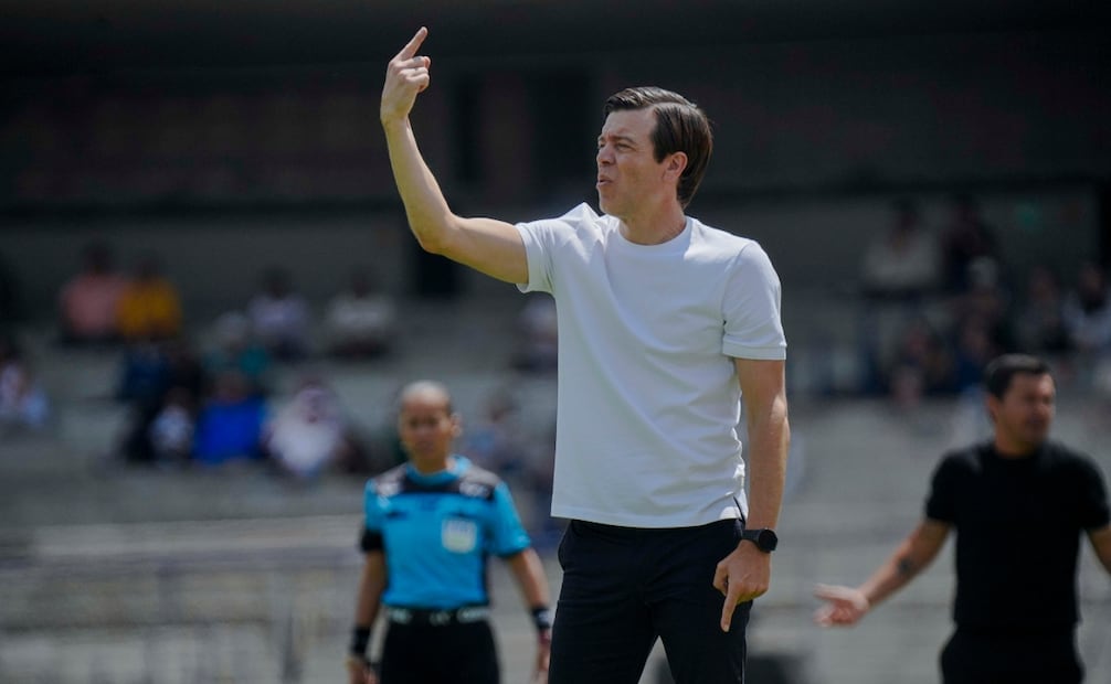 Esteban Solari mandando indicaciones en el partido contra San Luis / Foto: Imago7