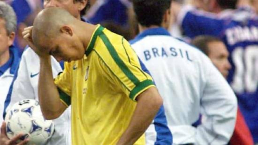 Ronaldo estaba desconcertado por no poder evitar la derrota de Brasil ante Francia en el Mundial de 1998. Foto: Agencias