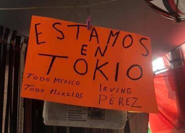 Don Hermilio, abuelo del triatleta Irving Pérez, decora su puesto para apoyarlo