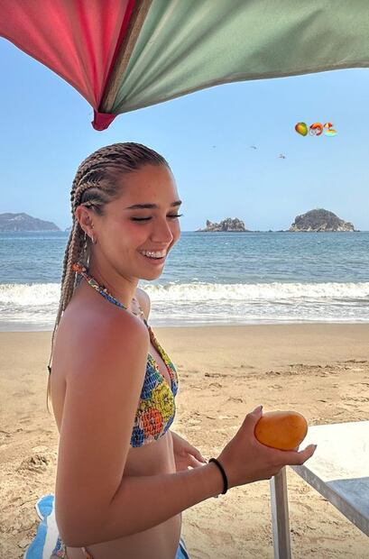 Nailea Vidrio se relaja en la playa donde estrenó imagen. FOTO: @naileavidrio