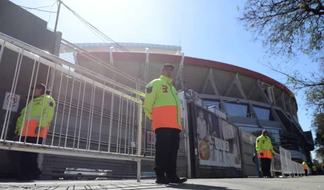 Elementos de seguridad resguardan los alrededores del Estadio Monumental. FOTO: Especial