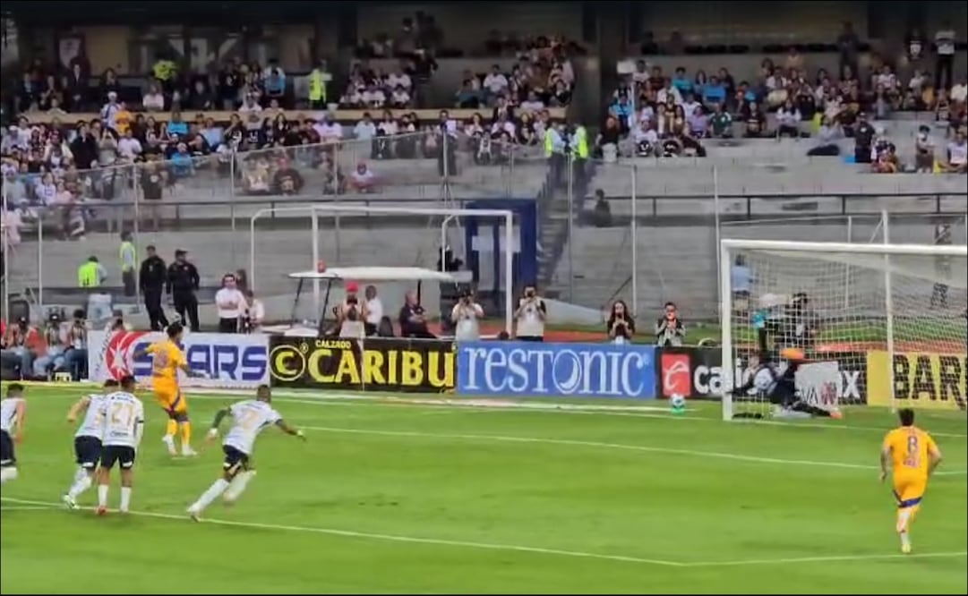 Ozziel Herrera, de los Tigres, convirtió el penalti para comenzar la voltereta ante los Pumas. FOTO: Captura