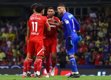 Jugadores de los Diablos Rojos casi se agarran a golpes durante la goleada recibida frente al América