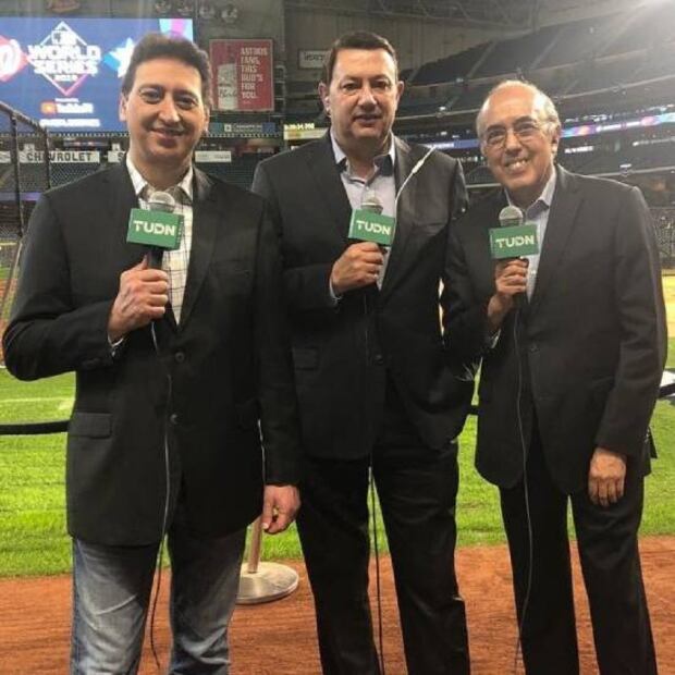 Durante más de 40 años, Toño de Valdés, Enrique Burak y Pepe Segarra narraron NFL y Grandes Ligas en Televisa. Foto: Especial