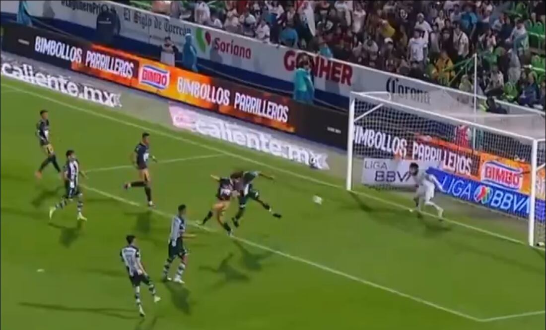 César Huerta remata de cabeza para poner 1-1 el marcador antes del descanso ante Santos. FOTO: Captura