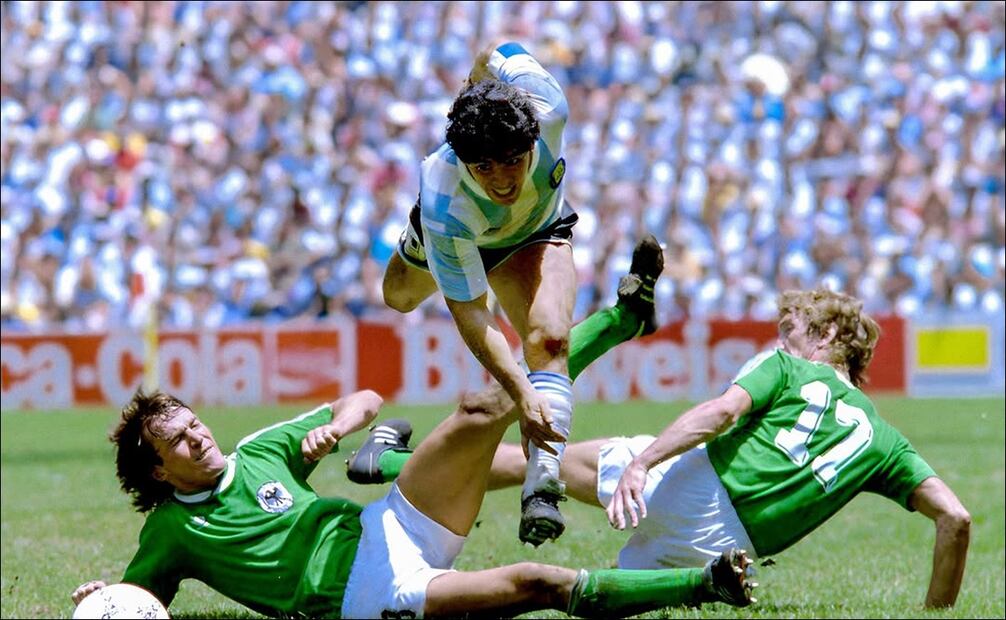 Diego Armando Maradona supera a dos rivales en el Mundial de México 1986. FOTO: Especial