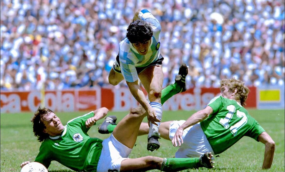 Diego Armando Maradona supera a dos rivales en el Mundial de México 1986. FOTO: Especial