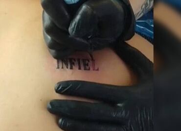 Mujer le “regala” tatuaje sorpresa a su novio infiel