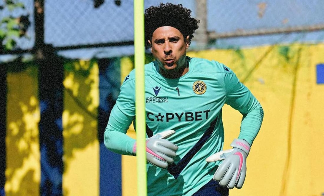 En apenas dos partidos como titular, Guillermo Ochoa se quedó sin entrenador en el AEL Limassol de Chipre. Foto: Especial