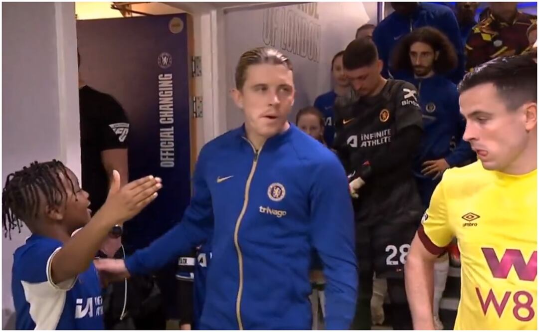 Ben Chilwell ignorando a niño fanático de Chelsea / FOTO: Captura