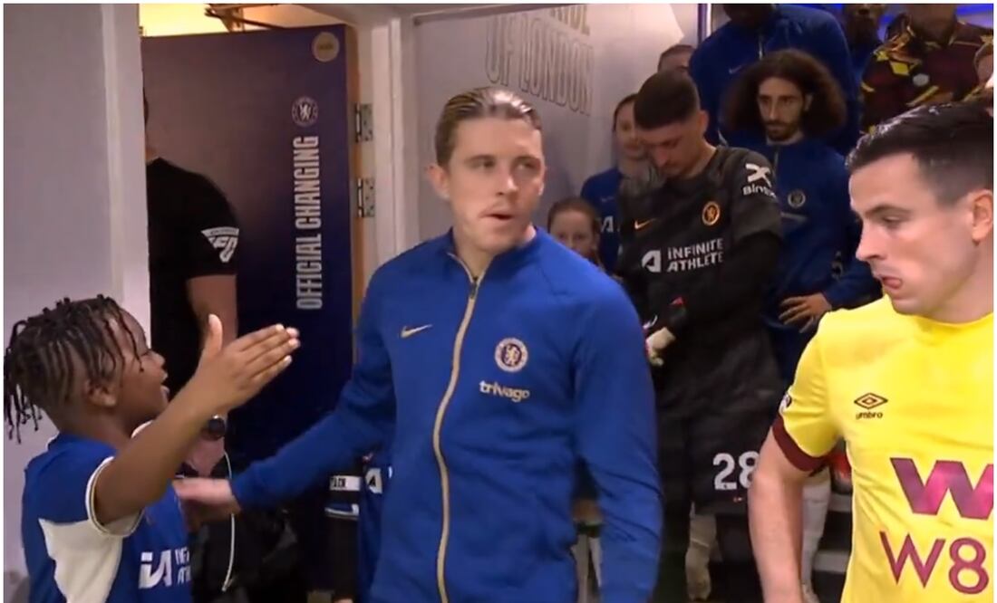 Ben Chilwell ignorando a niño fanático de Chelsea / FOTO: Captura