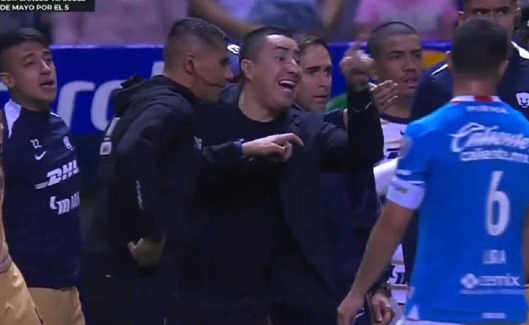 Efraín Juárez dijo de todo al árbitro central tras ver la tarjeta roja. FOTO: Captura
