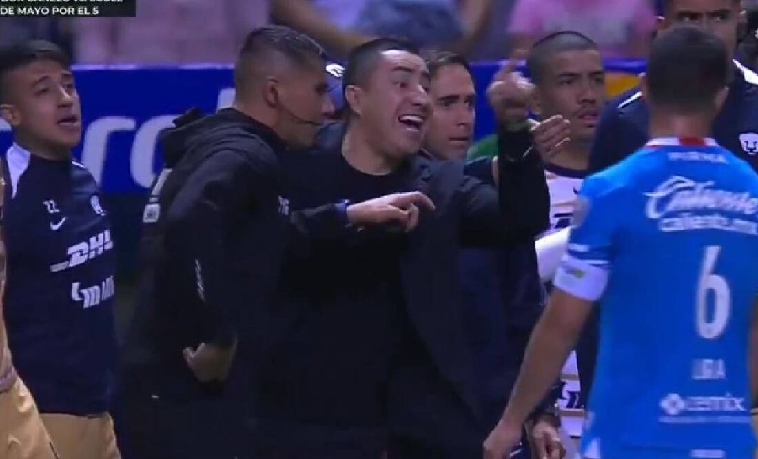 Efraín Juárez dijo de todo al árbitro central tras ver la tarjeta roja. FOTO: Captura