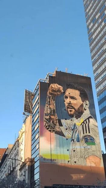 El imponente mural de Lionel Messi con la Selección Argentina. Fuente: Instagram @ronmuralist