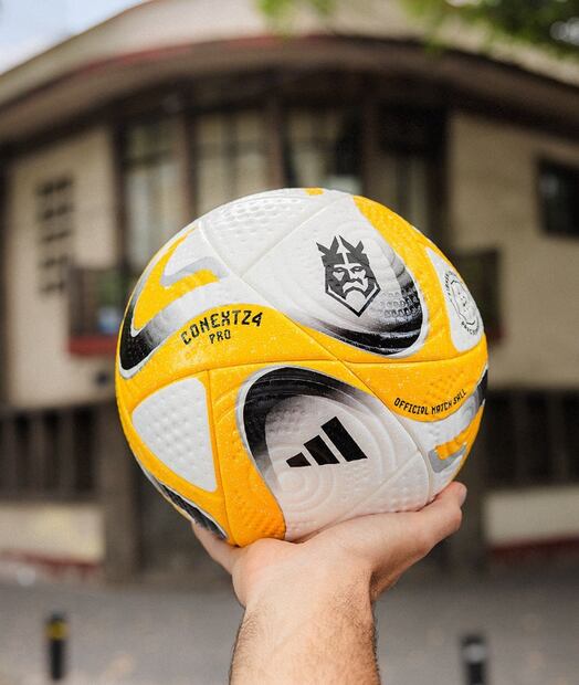 Así luce el balón de la Kings League. FOTO: @kingsleagueamericas