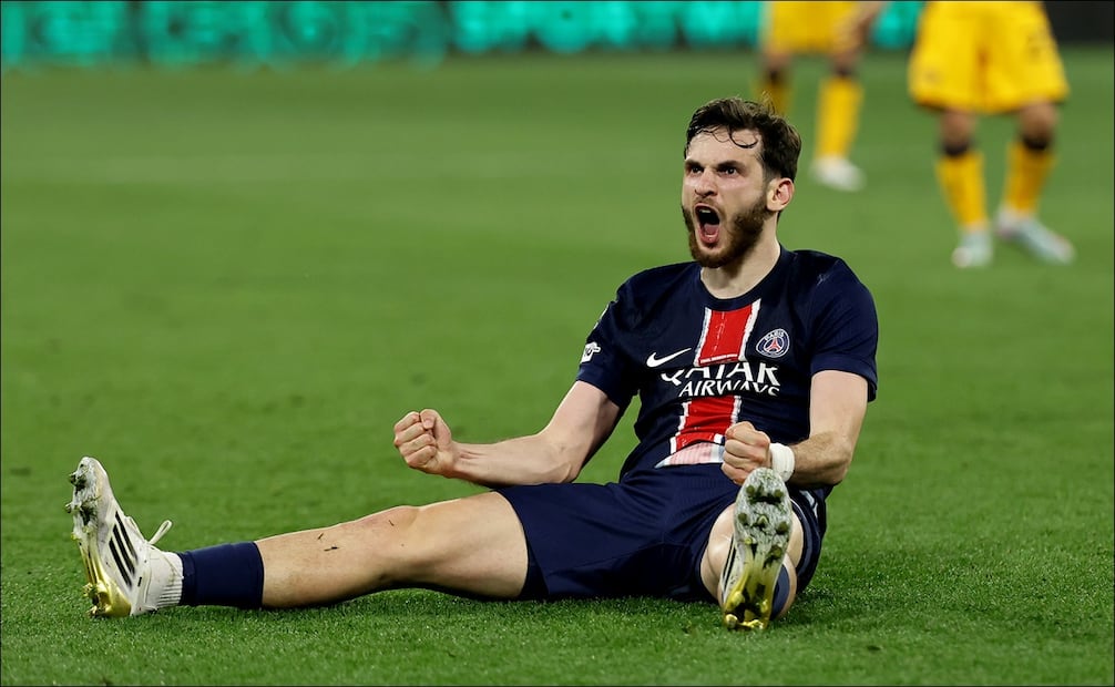 Khvicha Kvaratskhelia festeja en la final de la Champions League / Foto: EFE