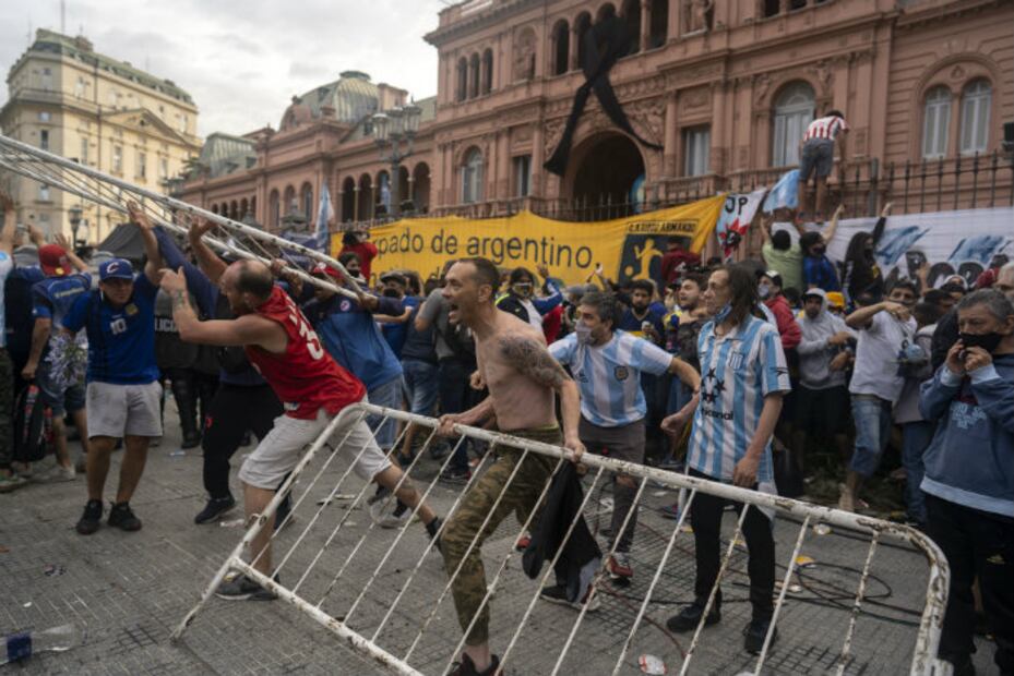 Difunden nombre y teléfono del hombre que se tomó foto con el ataúd de Maradona
