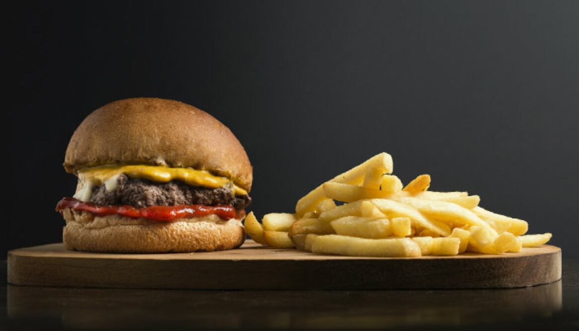 Para fabricar una sola hamburguesa se emplean 2,498 litros de agua.(Foto: Pixabay)