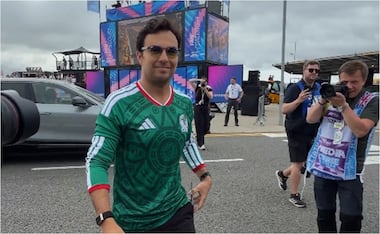 FOTO: ESPECIAL - Checo Pérez presume la playera de México en su llegada al Gran Premio de Gran Bretaña