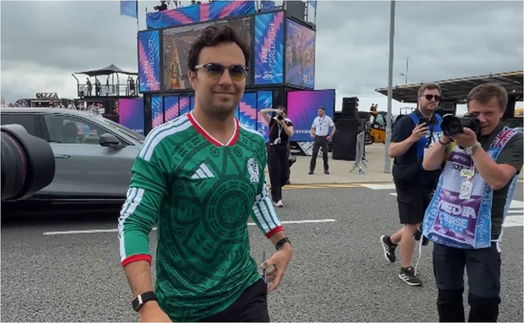 FOTO: ESPECIAL - Checo Pérez presume la playera de México en su llegada al Gran Premio de Gran Bretaña
