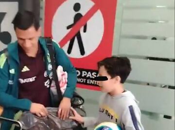 Luis Ángel Malagón recibe grito de un niño que le exige ganarle a Chivas