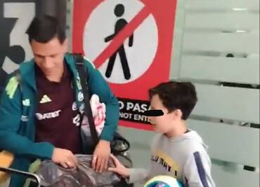 Luis Ángel Malagón recibe grito de un niño que le exige ganarle a Chivas