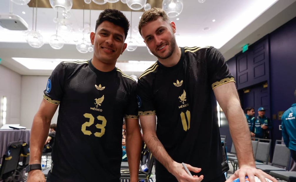 Santiago Giménez troleó a Jesús Gallardo con la nueva playera de la Selección Mexicana. Foto: Especial