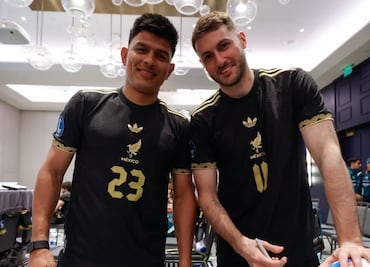 Santiago Giménez se burló de Jesús Gallardo por cómo se le ve la playera de la Selección Mexicana