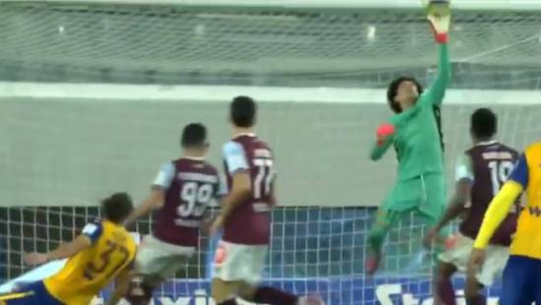 Guillermo Ochoa con esta estirada evitó el gol del Enosis Neon Paralimni. Foto: Especial