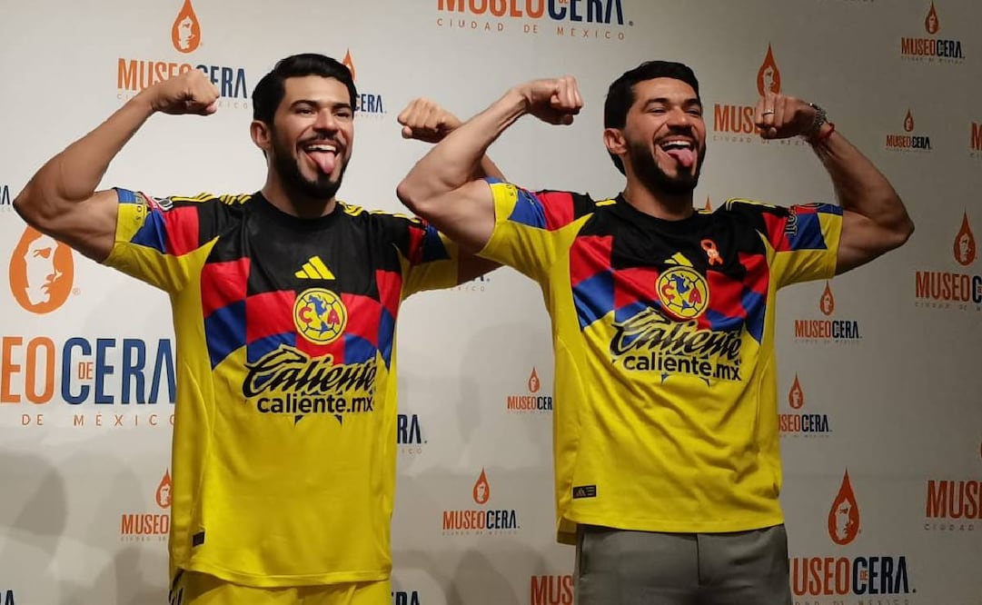 Henry Martín hace su tradicional festejo junto a su figura de cera. FOTO: Leobardo Vázquez | EL UNIVERSAL