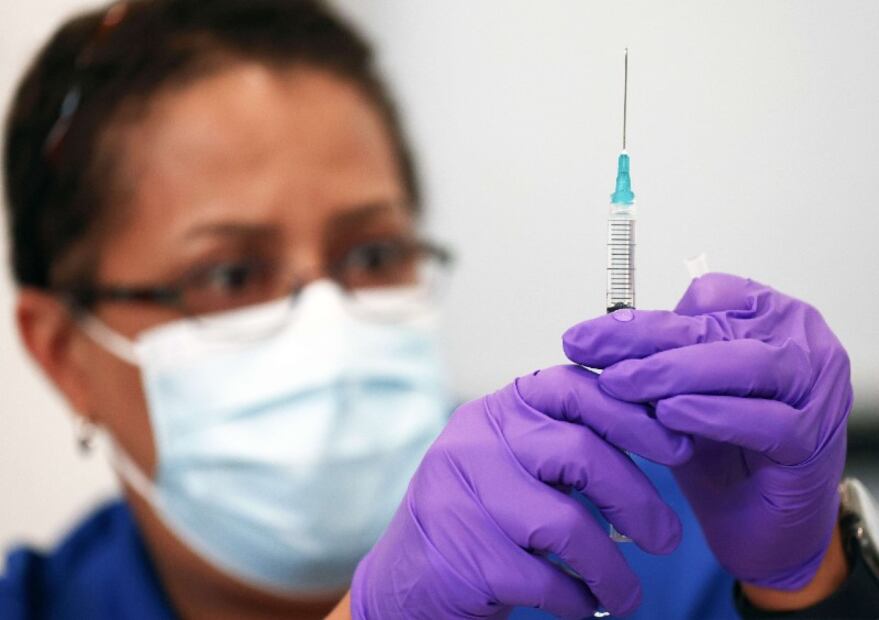 Pfizer presiona a EU para aplicar una tercera dosis a la población
