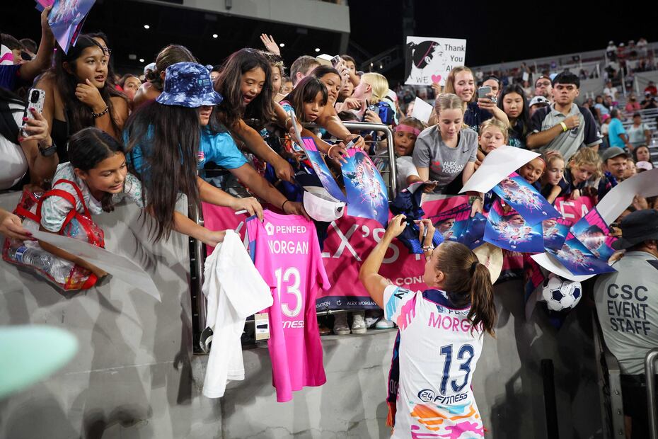 Alex Morgan regala algunos autógrafos a los fanáticos que se dieron cita en el juego de su despedida. FOTO: AFP
