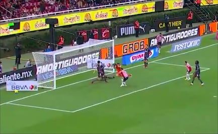 Alan Pulido anota gol en su regreso al Estadio Akron y pone adelante a las Chivas ante Xolos