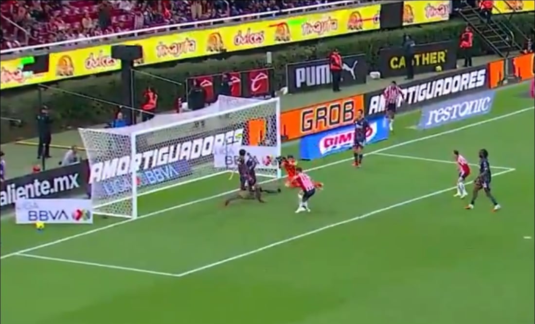 Alan Pulido abrió el marcador en el duelo ante Xolos. FOTO: Captura