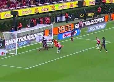 Alan Pulido anota gol en su regreso al Estadio Akron y pone adelante a las Chivas ante Xolos