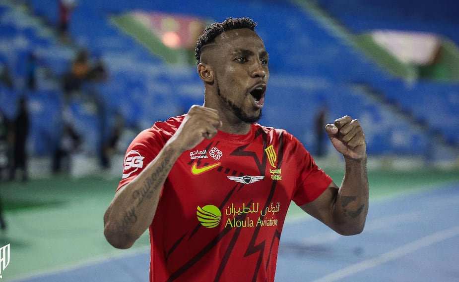 Julián Quiñones festeja uno de los dos goles que marcó con el Al Qadisiya. Foto: Especial