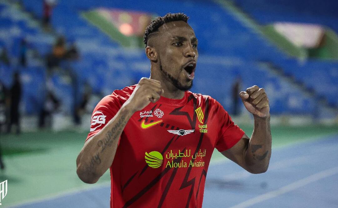 Julián Quiñones festeja uno de los dos goles que marcó con el Al Qadisiya. Foto: Especial