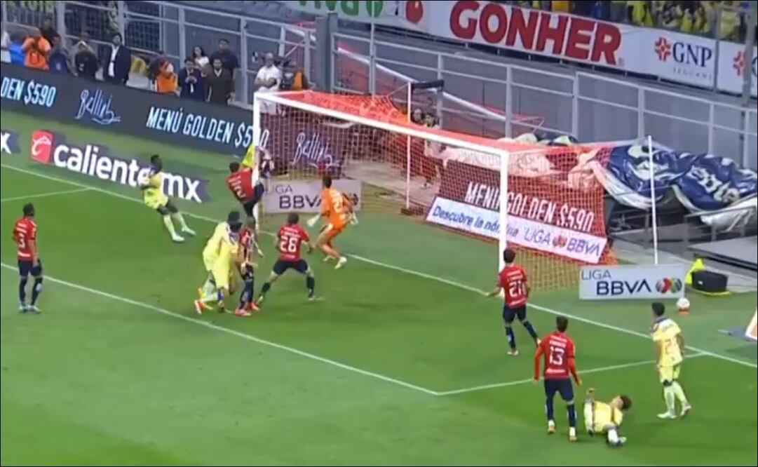 Israel Reyes anota de cabeza ante las Chivas en la Vuelta de la Semifinal