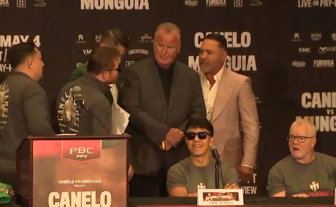Canelo Álvarez se levantó de su asiento para ir a encarar a Óscar de la Hoya. Foto: Especial