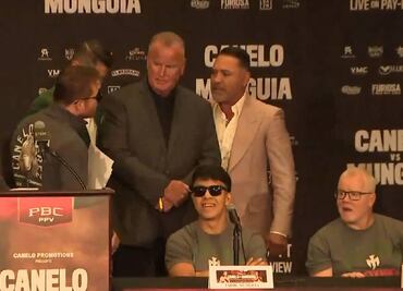 Canelo Álvarez y Óscar de la Hoya casi se van a los golpes en plena conferencia: "Eres un pen...."
